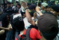 Sempat terjadi bentrokan antara polisi dan demonstran. Yasser Ali Harakan/detikcom.