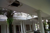 Kerusakan tersebut seperti beberapa plafon rusak dan bolong, atap di beberapa titik bocor, serta lantai keramik yang lusuh karena berjamur. Yasser Ali Harakan/detikcom.