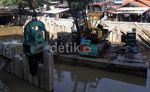 Pemasangan Turap untuk Normalisasi Kali Ciliwung