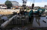 Pemasangan Turap untuk Normalisasi Kali Ciliwung