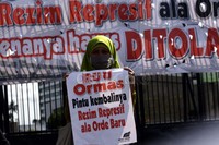 Dalam aksinya, mereka membentangkan berbagai spanduk dan poster. Ramses/detikFoto.