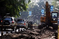 Alat berat menguliti aspal yang rusak di depan Kampus Gunadarma, Jalan KH Noer Ali, Kota Bekasi.