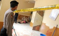 Garis polisi telah dipasang di lokasi kejadian.