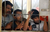 Kendati ada proses penyelidikan polisi di lokasi kejadian, para penghuni tetap berada di lokasi.
