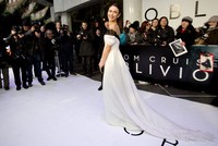 Olga Kurylenko tampil memukau lewat gaun putih dari Marchesa. Reuters/Neil Hall.