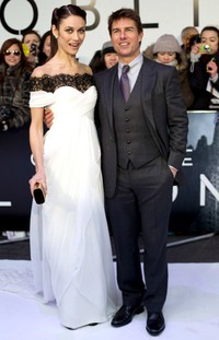Olga Kurylenko bersama lawan mainnya Tom Cruise berpose di depan kamera. Reuters/Neil Hall.