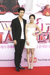 Taecyeon berpose dengan istrinya. Reuters/TenAsia/Lee Jin-hyuk.