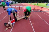 Pelari gawang DKI Jakarta, Putri Indahsari, merintih kesakitan di lintasan lari gawang 400 Meter.