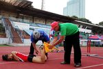 Pelari Gawang DKI Putri Indahsari Terjatuh