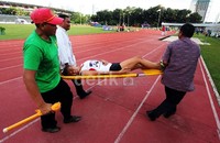 Putri dibawa dengan tandu oleh panitia.