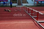 Pelari Gawang DKI Putri Indahsari Terjatuh