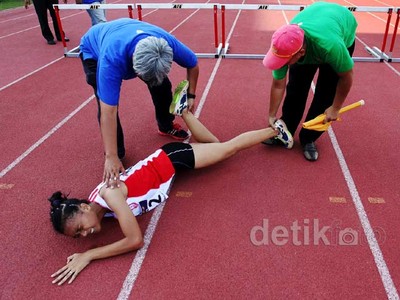 Pelari Gawang DKI Putri Indahsari Terjatuh