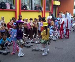 Sambut Aburizal Bakrie, Grup Drum Band TK Harus Nunggu 3 Jam