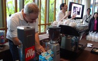 Michael Gibbons (kiri), ketua UCI, sedang menggiling biji kopi sementara Eduardo Vastolo (kanan), pelatih barista untuk wilayah Asia Pasifik dari Illy, mengajak para undangan berinteraksi.