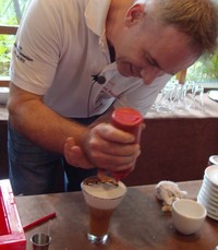 Selain latte art pada minuman hangat, Gibbons juga mencontohkan cara membuat latte art pada minuman dingin yakni cappuccino freddo. Teknik yang digunakan kali ini adalah etching dengan sirup cokelat. Ia bahkan membuatkan gambar sesuai permintaan undangan.