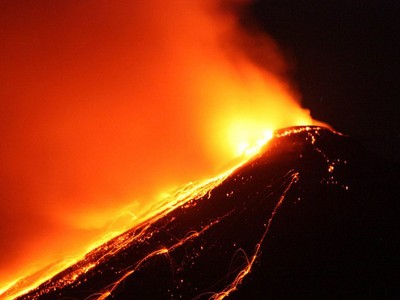 Gunung Karangetang Keluarkan Lahar