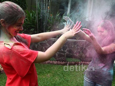Holy Festival Berlangsung Meriah