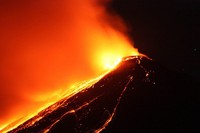 Sejak Kamis (4/4/2013) gunung yang sering dijuluki the real volcano karena keaktifannya ini memuntahkan lava pijar. (AFP).