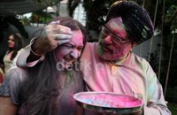 Mereka saling melempar dan mengusapkan tepung warna-warni.