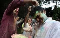Selain menjadi festival bermain-main dan menyenangkan, hal itu berkaitan dengan cinta abadi Krishna-Radha.