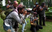 Fotografer yang tengah bertugas ikut terkena lemparan tepung.
