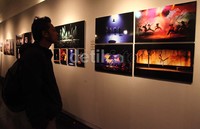 Pengunjung melihat pameran foto bertajuk Seen di Galeri Foto Jurnalistik Antara, Pasar Baru, Jakarta.