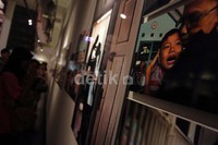 Beragam foto tentang kehidupan manusia menarik perhatian pengunjung.