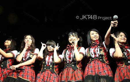 Setiap Member JKT48 Punya Cara Sendiri untuk Menikmati Hujan