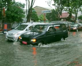 Hujan 3 Jam, Jalanan di Bojonegoro Direndam Banjir