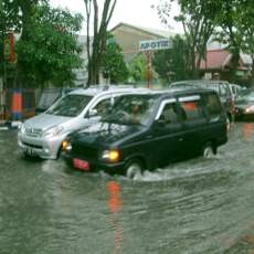 Hujan 3 Jam, Jalanan di Bojonegoro Direndam Banjir