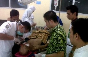 Sebuah Rumah Ambruk Diterjang Angin, Pasutri Berusia Lanjut Terjebak