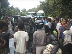 Minibus Rombongan Mahasiswa Stikes NU Vs Truk Muat Semen