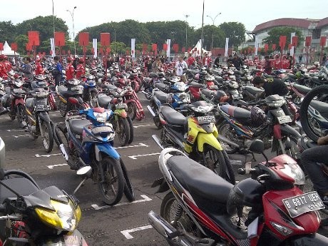 1.600 Motor Siap Pecahkan Rekor Ganti Ban Bareng