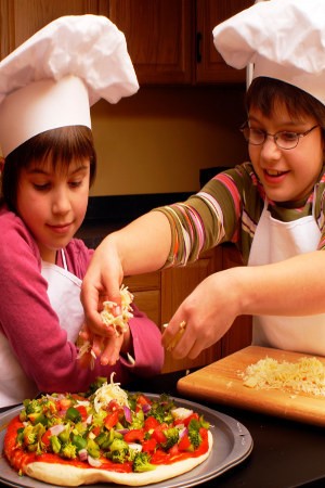 Mumpung Libur, Ajak si Kecil Bikin Pizza dan Puding!