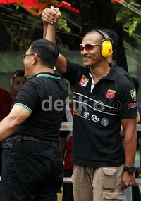 Sang juara Anang Yulianto (kanan), mendapat ucapan selamat dari lawannya Brigjen TNI Sudirman Kadir (kiri), usai menyelesaikan final adu lomba menembak Best of The Best, Kejuaraan Menembak Piala Danpaspampres Cup VIII