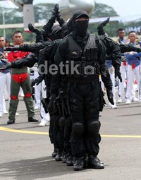 Den Bravo TNI AU menunjukan kemampuan Breackdance dalam gladi resik Menyambut HUT TNI AU ke 67. Gus Mun/ detikfoto