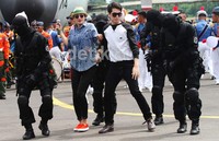 Luna Maya dan Kelvin ikut breackdance bersama Den Bravo TNI AU dalam gladi resik Menyambut HUT TNI AU ke 67. Gus Mun/ detikfoto