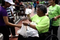 Wimar Witoelar bersama aktivis dan artis melakukan aksi kampanye rampok plastik di kawasan Bundaran Hotel Indonesia, Jakarta, Minggu (7/4). Ramses/detikfoto