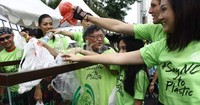 Aksi kampanye rampok plastik ini merupakan bentuk kepedulian terhadap lingkungan. Ramses/detikfoto