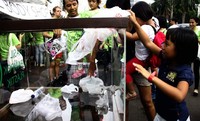  Sejumlah warga yang peduli dengan lingkungan langsung membuat plastik yang telah meraka gunakan ditempat  yang telah disediakan. Ramses/detikfoto