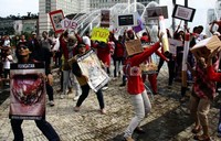 Mahasiswa dari Fakultas Kesehatan Masyarakat Universitas Indonesia melakukan joget Harlem Shake di Bundaran HI. Ramses/detikfoto