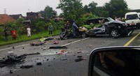 Nissan Juke dari arah Jakarta menuju Bandung lepas kendali dan menabrak Daihatsu Xenia yang berada di jalur Bandung menuju Jakarta. Ferisa/pembaca