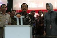 Mentan menekan panel tanda dimulainya aktivitas di Balai Karantina Kelas II Yogyakarta. (dok Mentan)