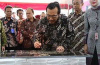 Mentan Suswono didampingi Kepala Badan Karantina Kementan Banun Harpini (berkerudung) menandatangani prasasti peresmian Gedung Balai Karantina Kelas II Yogyakarta, Jumat (5/4). (dok Mentan)