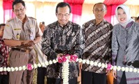 Mentan menggunting pita meresmikan Gedung Balai Karantina Kelas II Yogyakarta. (dok Mentan)     