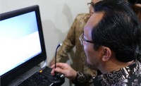 Mentan mencoba peralatan teleconference yang ada di  Balai Karatina Kelas II Yogyakarta. (dok Mentan)     