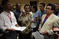 Calon Ketum Yudhi Suyoto (tengah) bersama pendukungnya, memprotes jalannya Musyawarah Olahraga Provinsi (Musorprov) DKI Jakarta ke-X yang tidak menjunjung nilai-nilai sportivitas.
