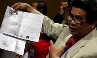 Salah satu pendukung Yudhi Suyoto, memperlihatkan identitas KTP dan Kartu Keluarga, dimana Winny Erwindia bukan sebagai status warga DKI Jakarta. Dan menurut mereka menyalahi aturan dari syarat pencalonan sebagai Ketum KONI DKI Jakarta.