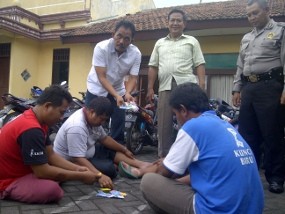 Dua Satpol PP Surabaya Ditangkap saat Berjudi