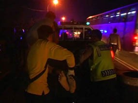 Tabrak Keranjang Sampah, Ibu dan Anak Tewas Terlindas Truk